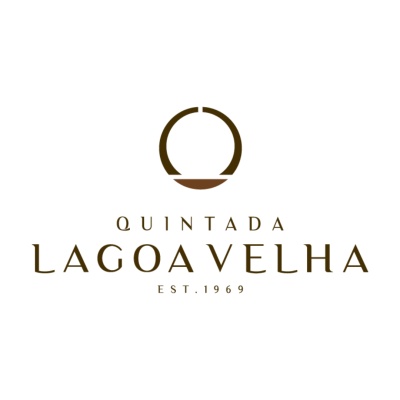 Logótipo da marca Quintada Lagoa Velha com letras castanho escuras sobre fundo branco