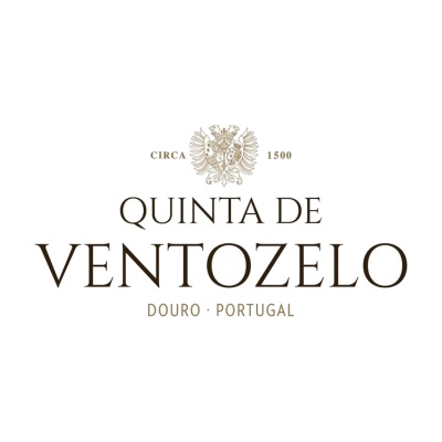 Rótulo branco com texto QUINTA DE VENTOZELO e brasão decorativo