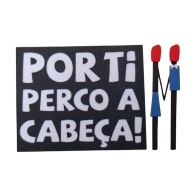 Placa preta com texto branco POR TI PERCO A CABEÇA! e figuras humanas estilizadas com cabeças vermelhas e roupa azul.