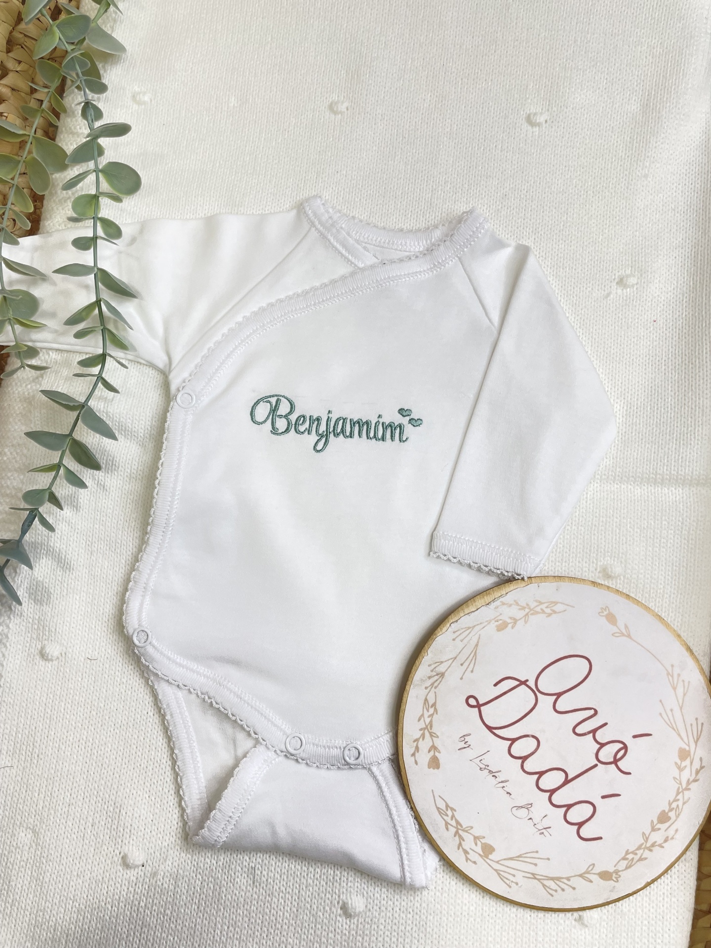 Body branco de bebé com nome bordado Benjamim