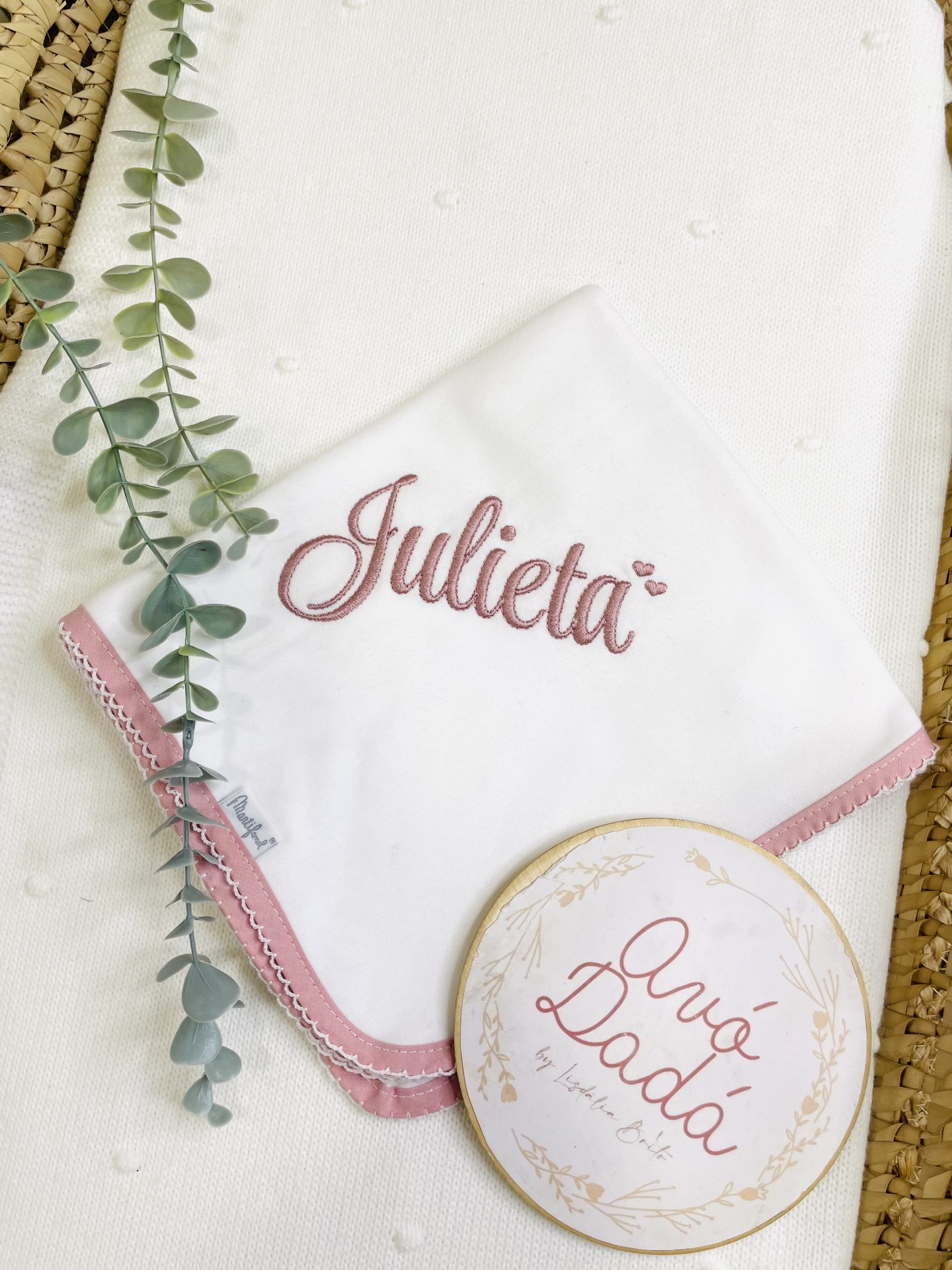 Fralda branca bordada Julieta e decoração azul
