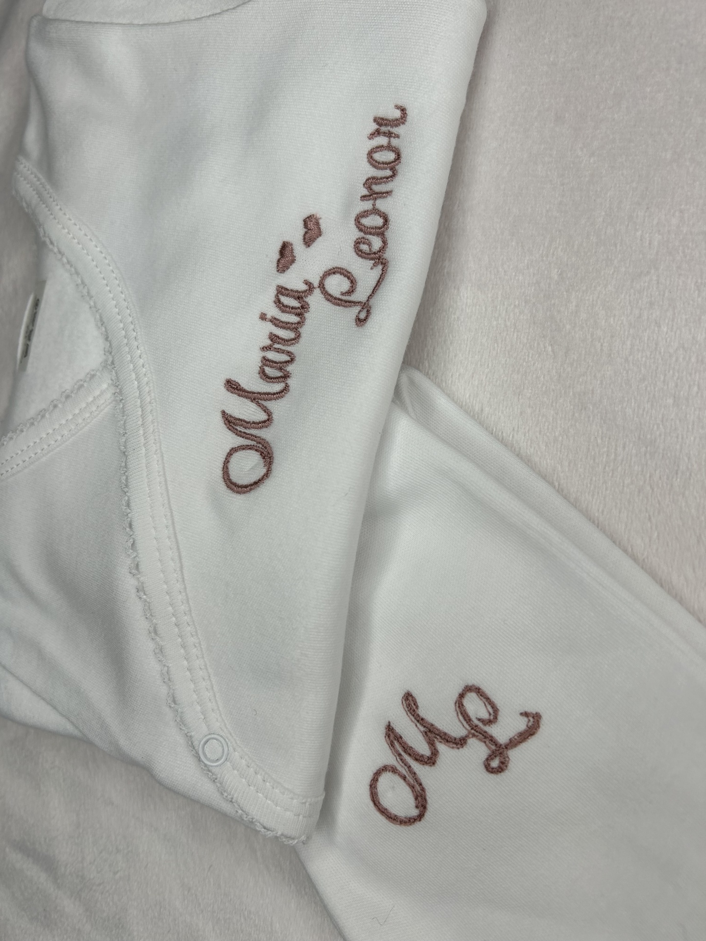 Roupão branco com bordado castanho com nome e iniciais