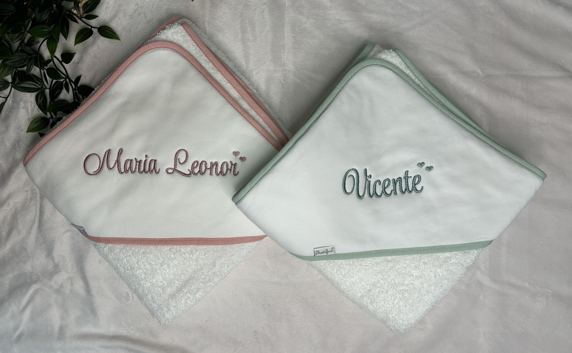 Toalhões de capuz para bebé com nomes bordados Maria Leonor e Vicente