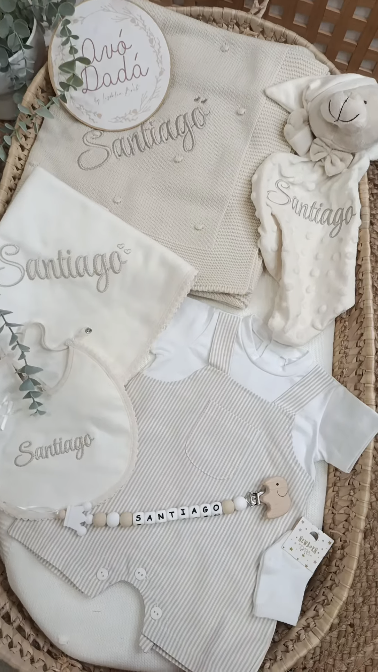 Conjunto de artigos para bebé personalizados com o nome Santiago em tons neutros