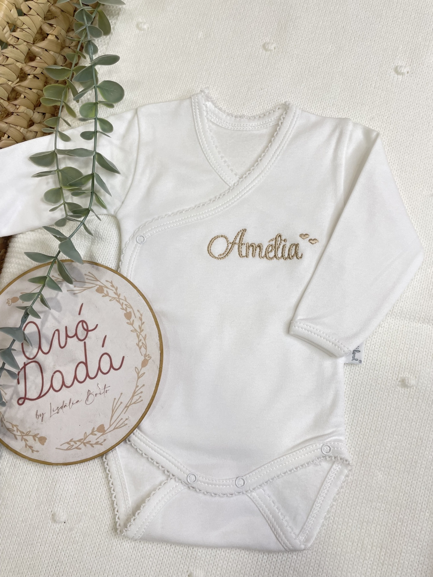 Body de bebé branco com nome Amélia bordado em bege