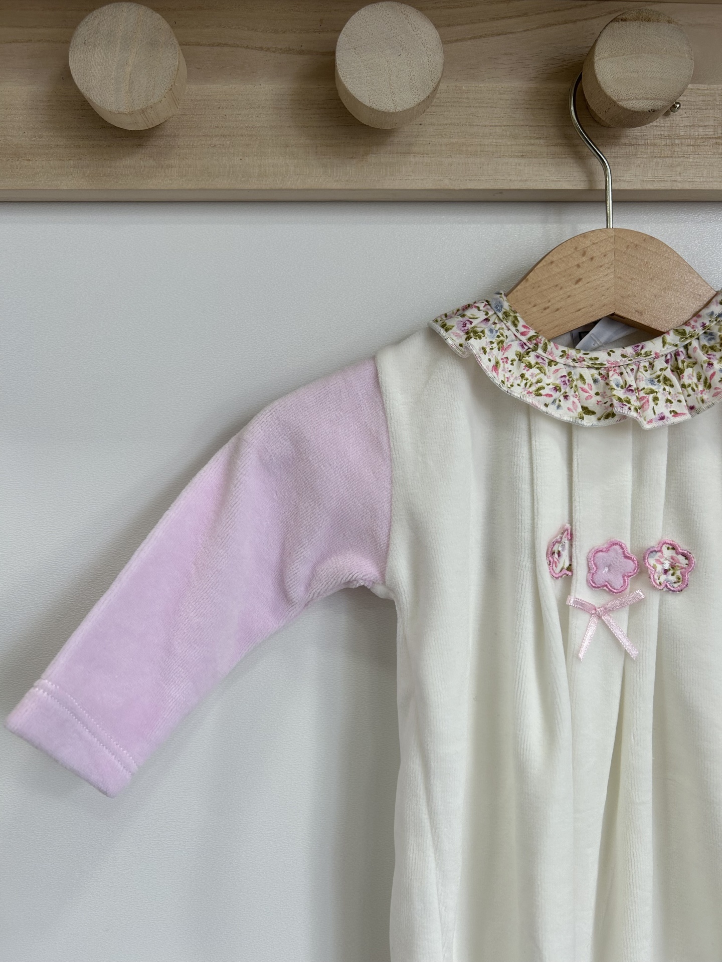 Macacão bebé branco e rosa com gola floral e detalhes bordados