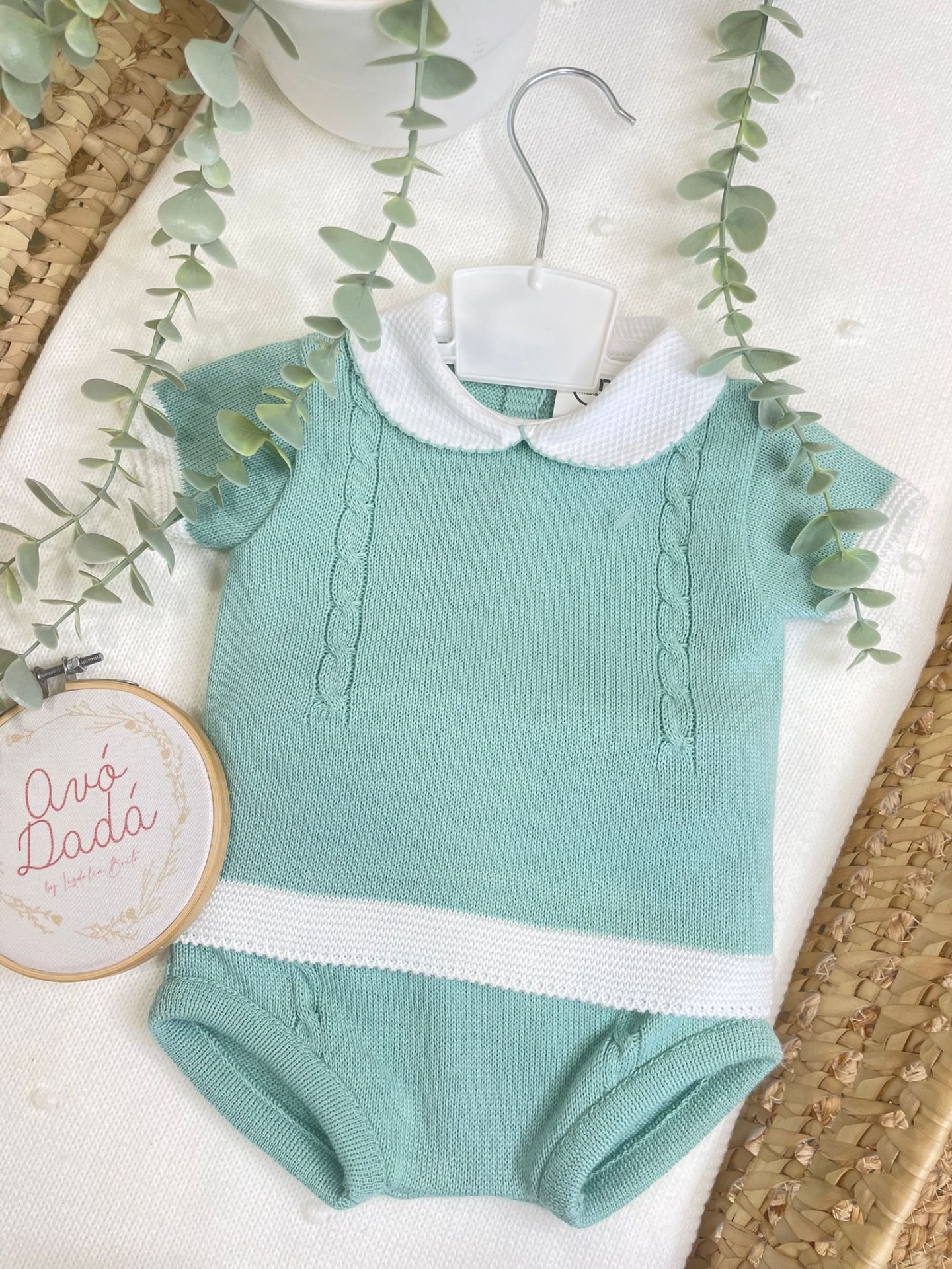 Conjunto de bebé verde-azulado com gola branca em malha e detalhes de trança