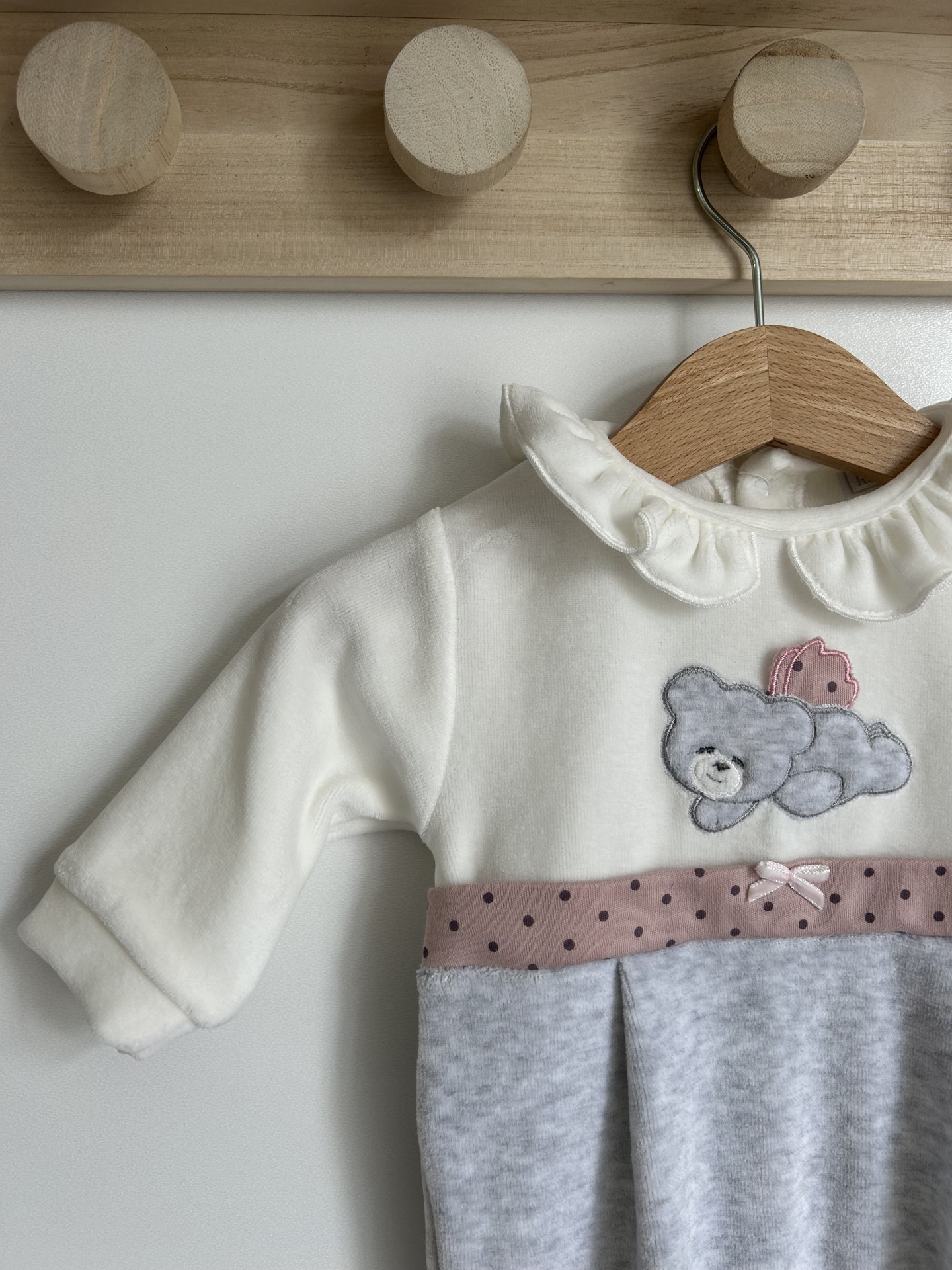 Vestido de bebé branco e cinza com ursinho e coelhinho aplicados