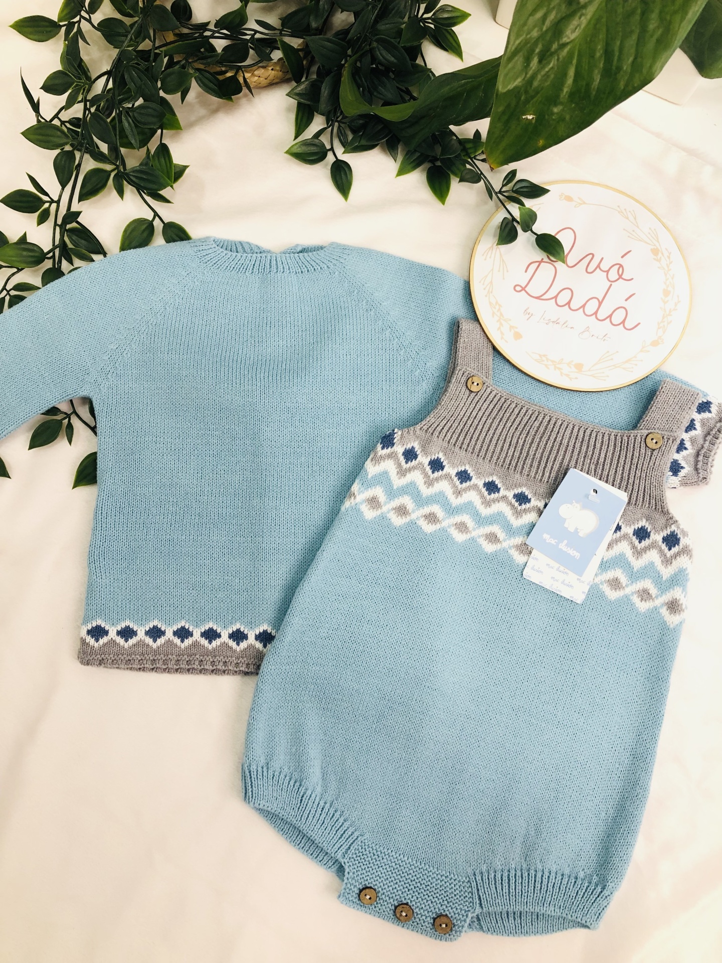 Conjunto bebé azul com camisola e ranita em malha com padrão geométrico e botões de madeira