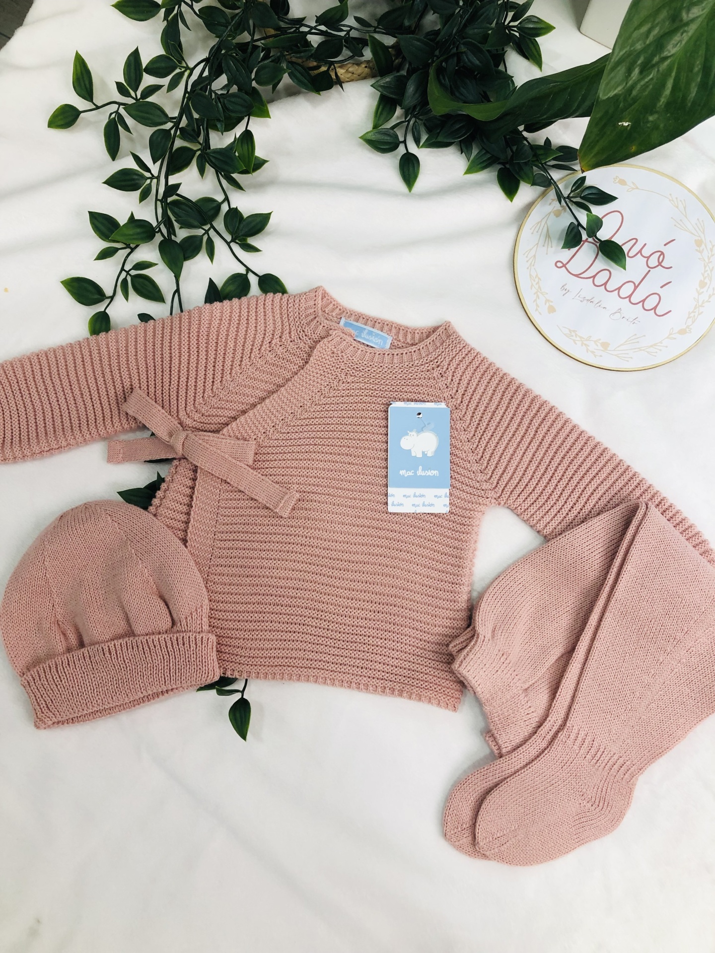 Conjunto de roupa de bebé em malha rosa claro com casaco, gorro e meias