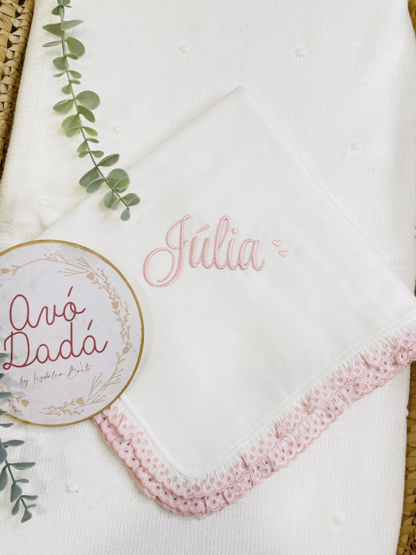 fralda branca bordada com nome Júlia e renda rosa na borda