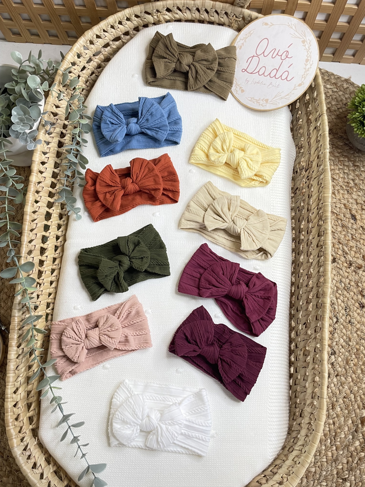 Bandanas para bebés coloridas com laço em cesta de vime