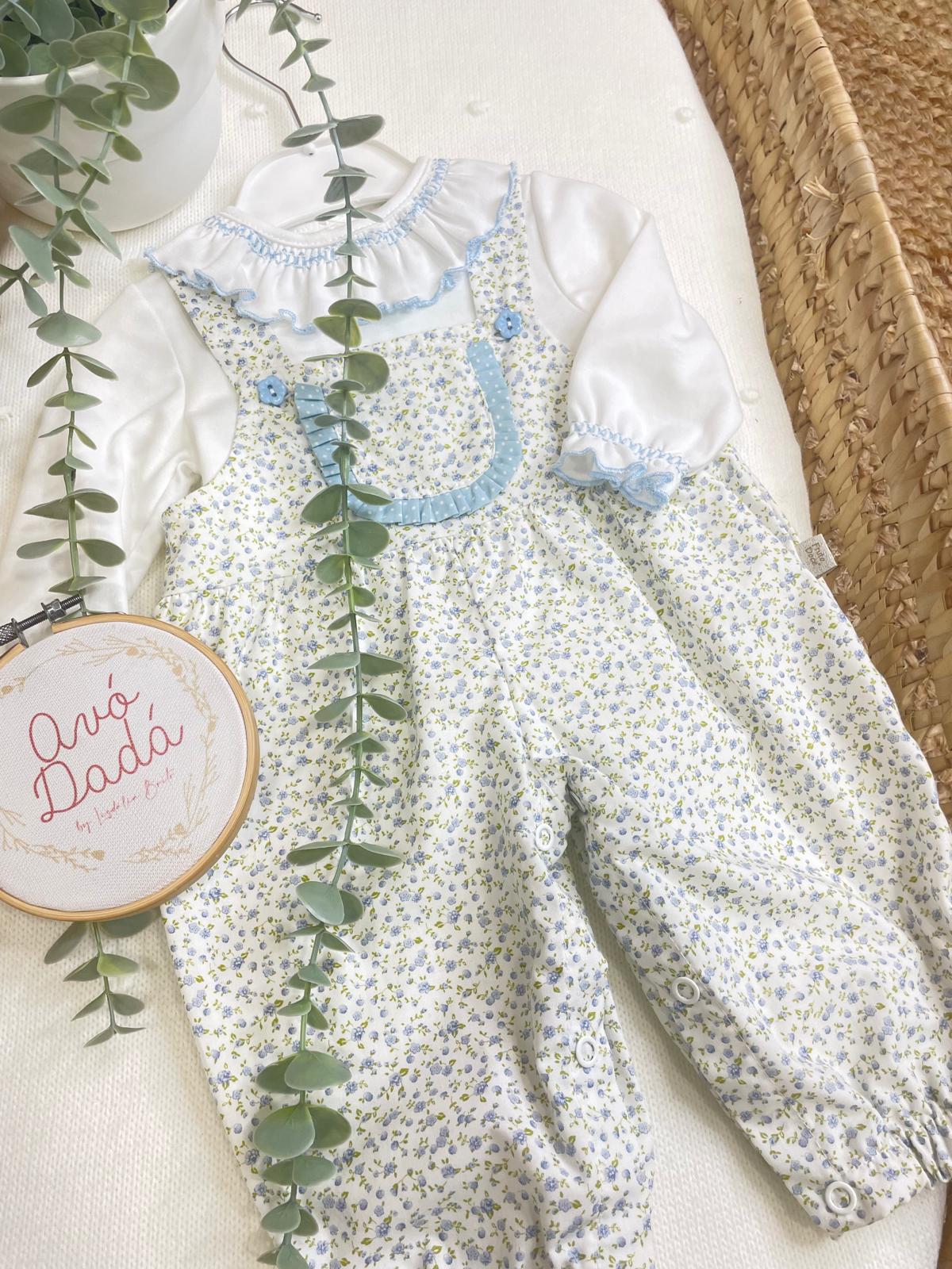 Macacão de bebê floral com camisa branca e bordados azuis
