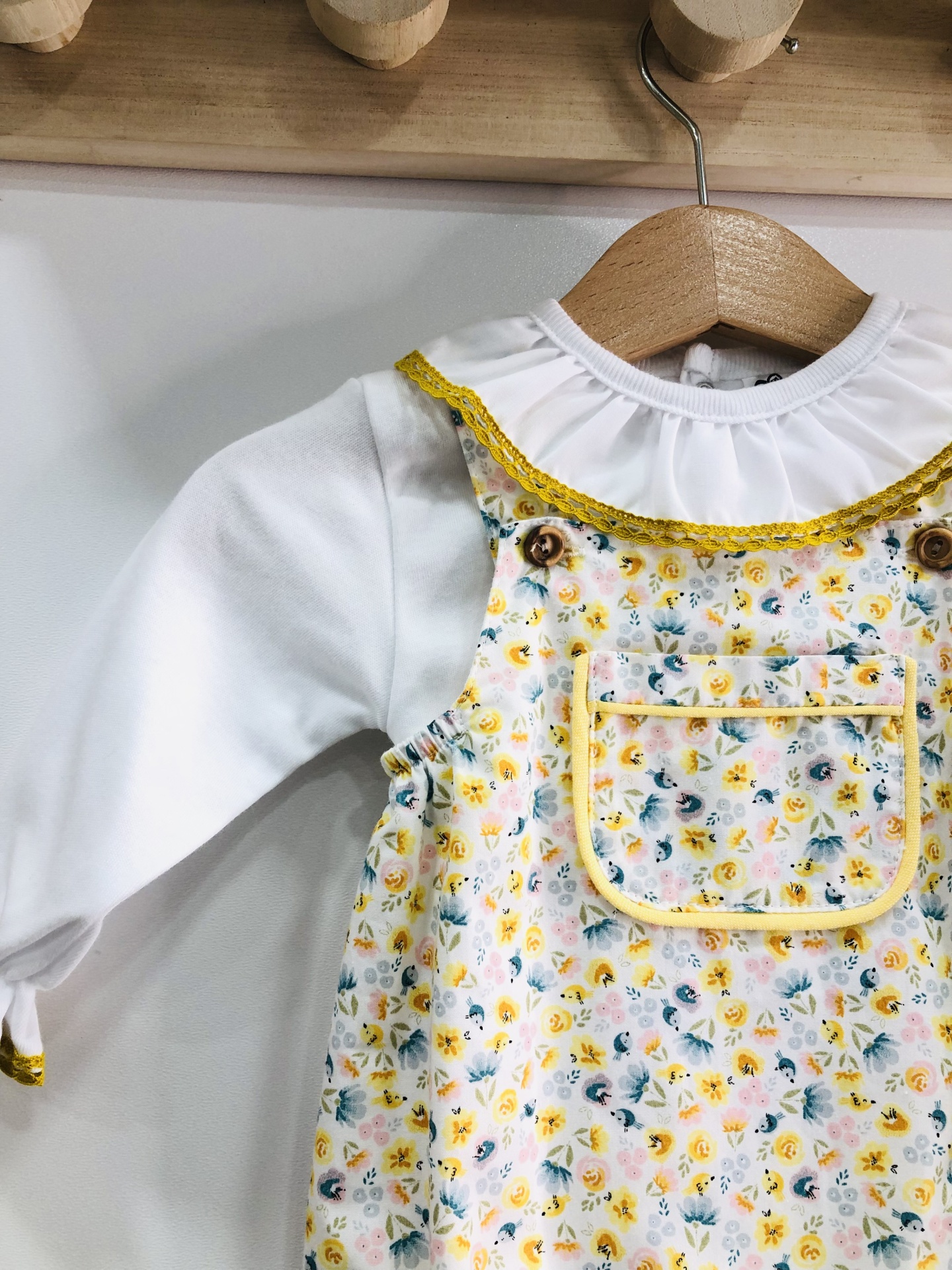 Vestido floral infantil com blusa branca em cabide