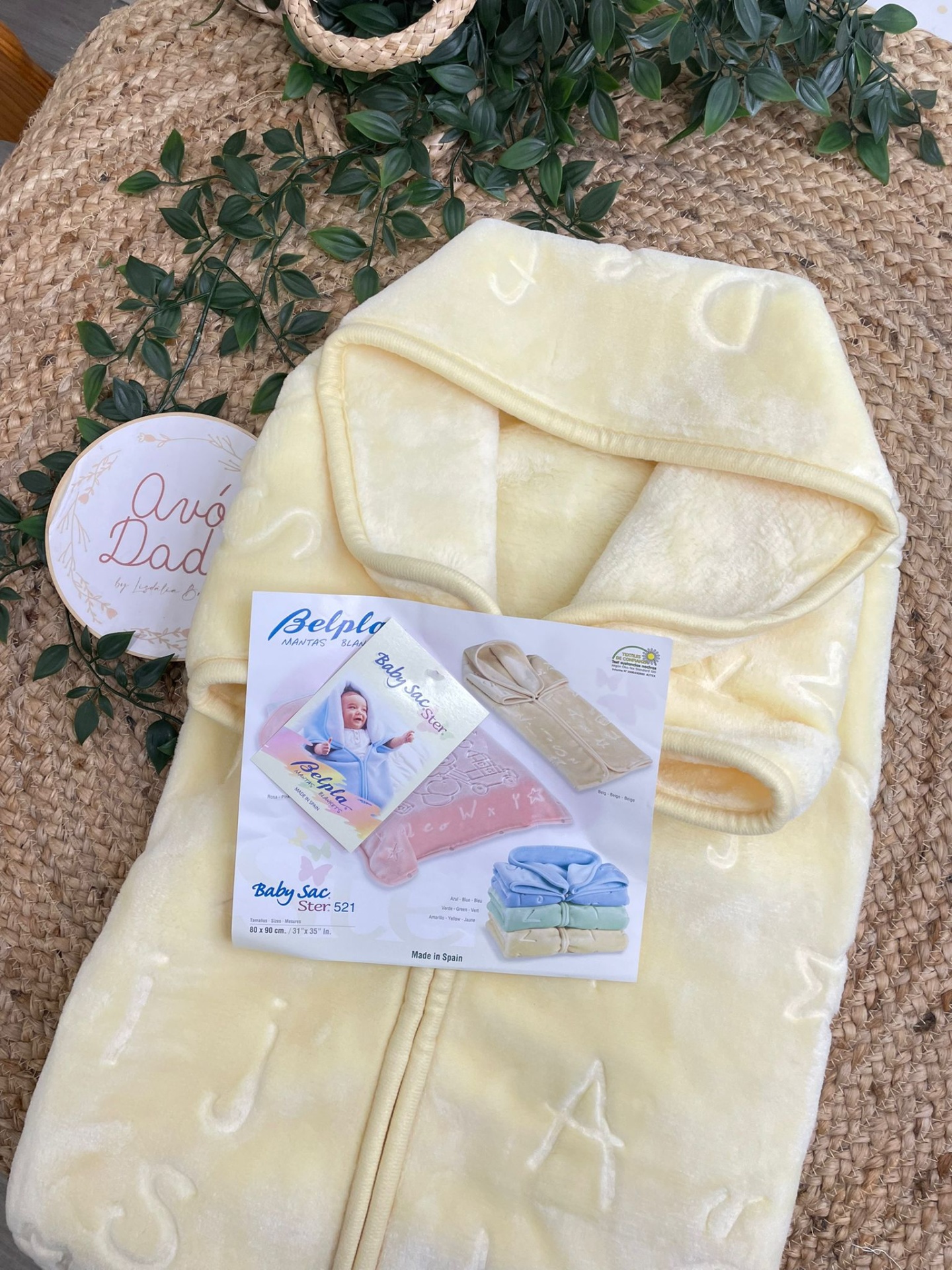 Fato de bebé amarelo com capuz e letras em relevo, com etiqueta Belpla