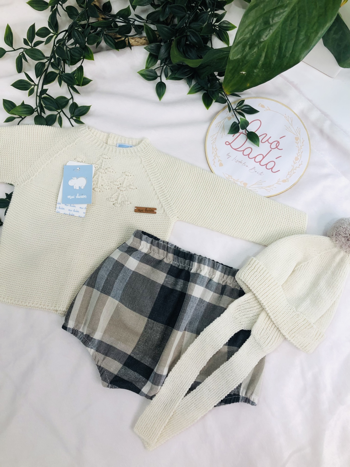 Conjunto de roupa de bebé creme, calções xadrez cinza e bege, gorro creme com pompom cinzento