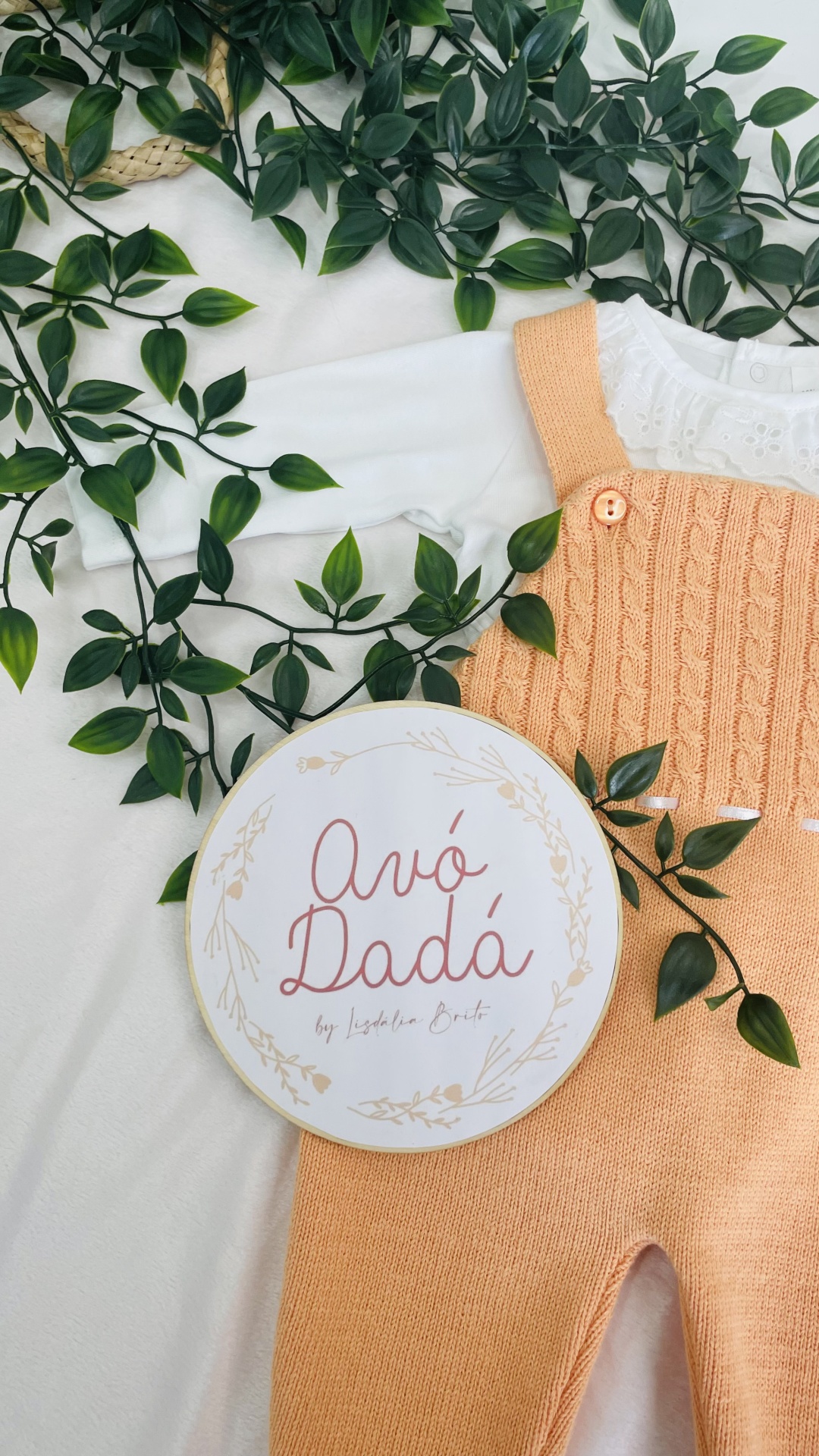 Macacão bebé pêssego com camisola branca e decoração verde, placa redonda com texto Avó Dadá