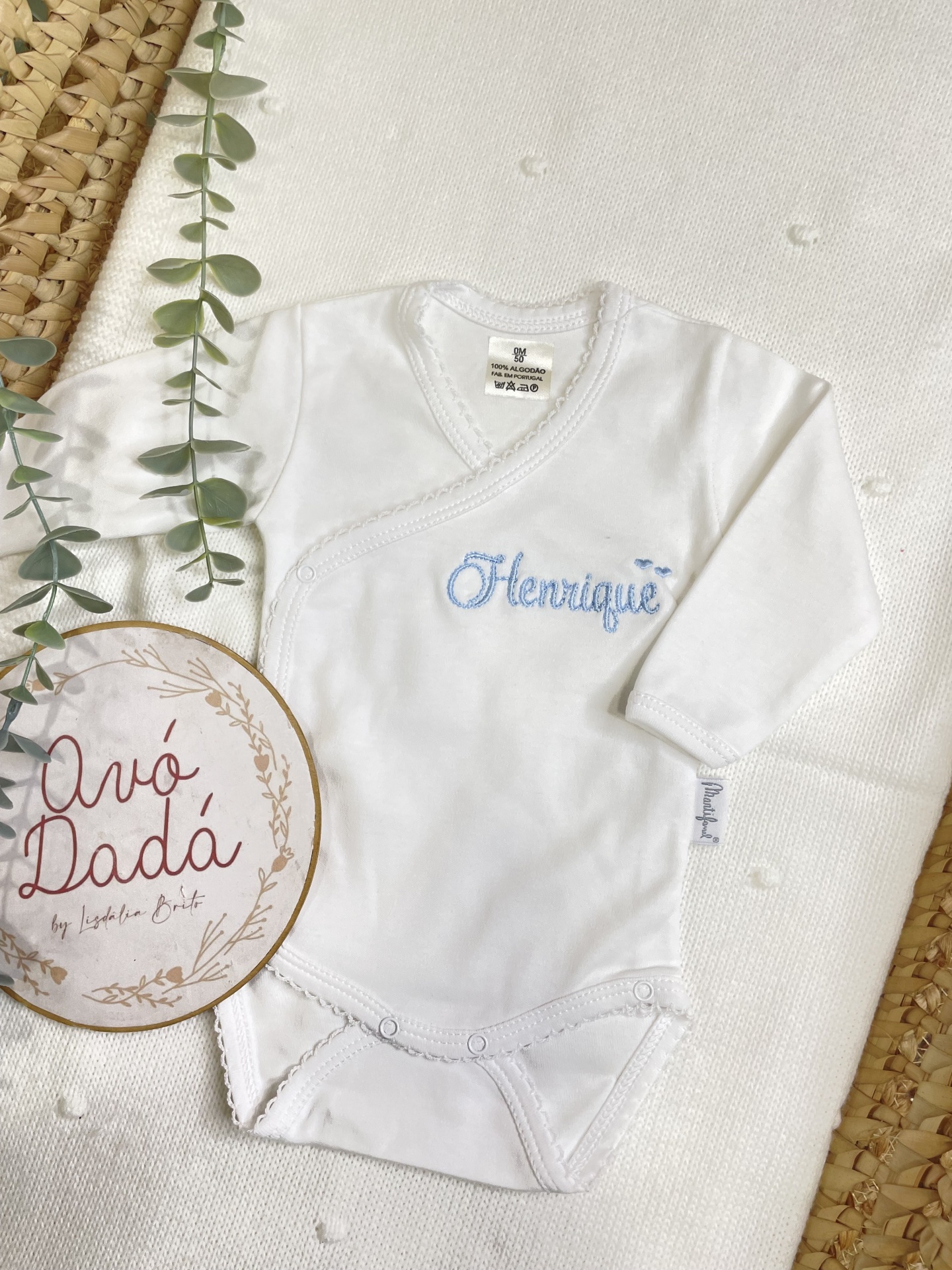 Body branco para bebé com bordado azul Henrique e decoração natural