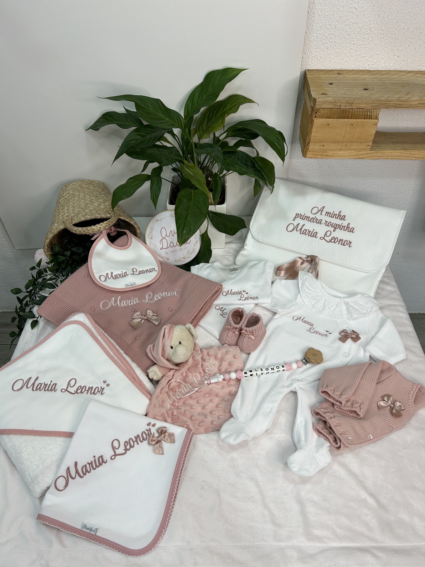 Conjunto de roupa e acessórios para bebé rosa e branco com nome bordado