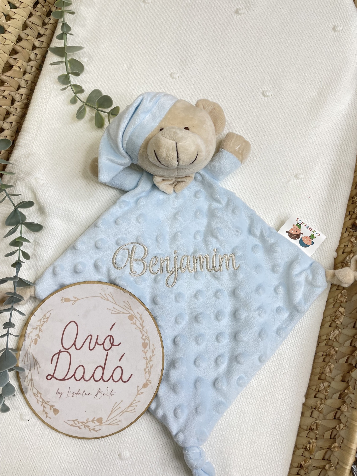 Peluches azul claro com rosto de urso bege e nome Benjamim bordado