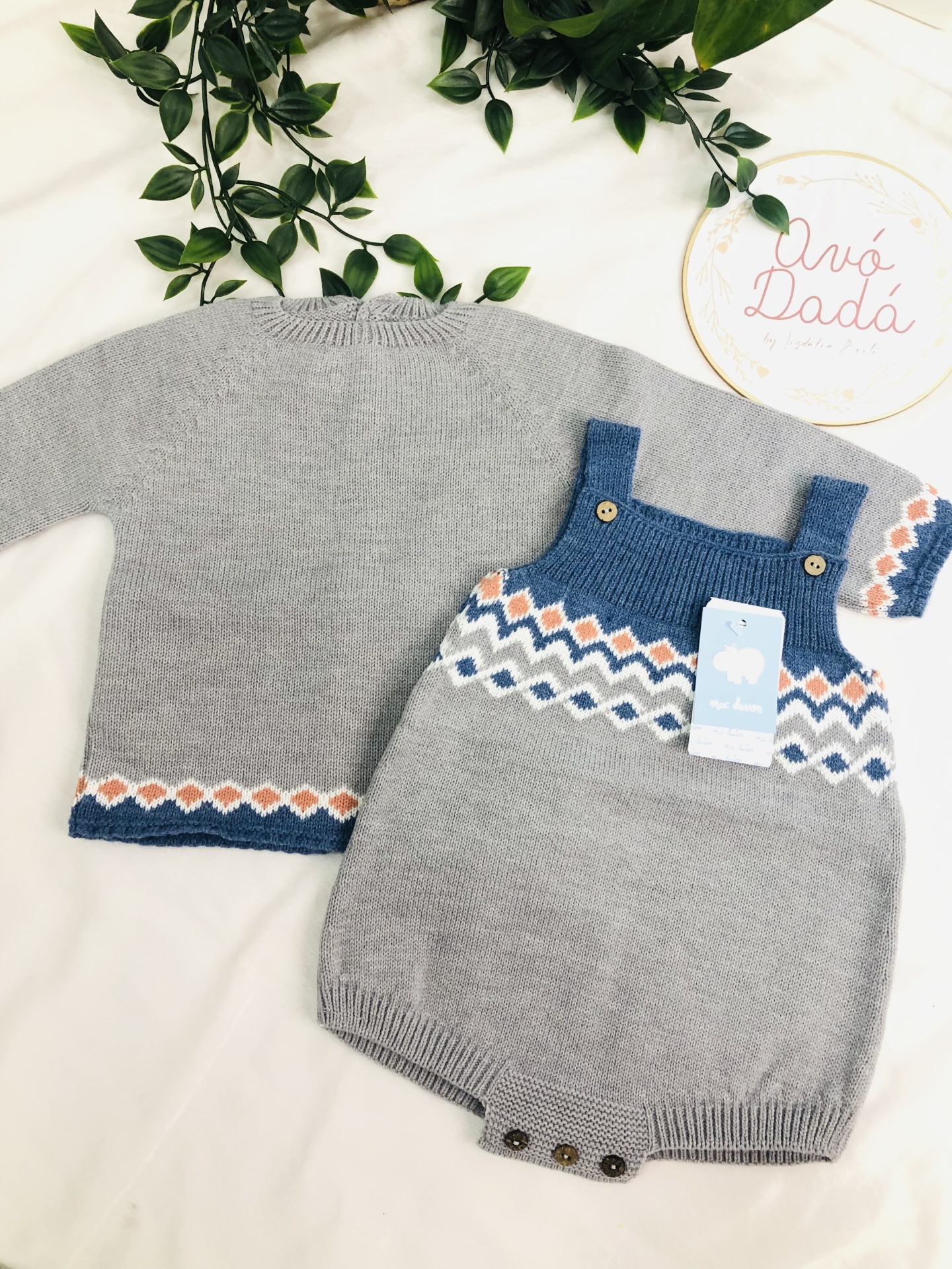 Conjunto de roupa de bebé em malha cinzenta com padrão geométrico e etiqueta Avó Dadá