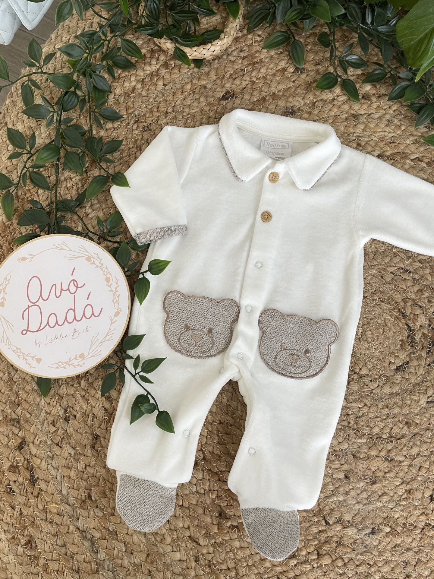 Macacão branco de bebé com bolsos de urso e placa redonda Avó Dadá