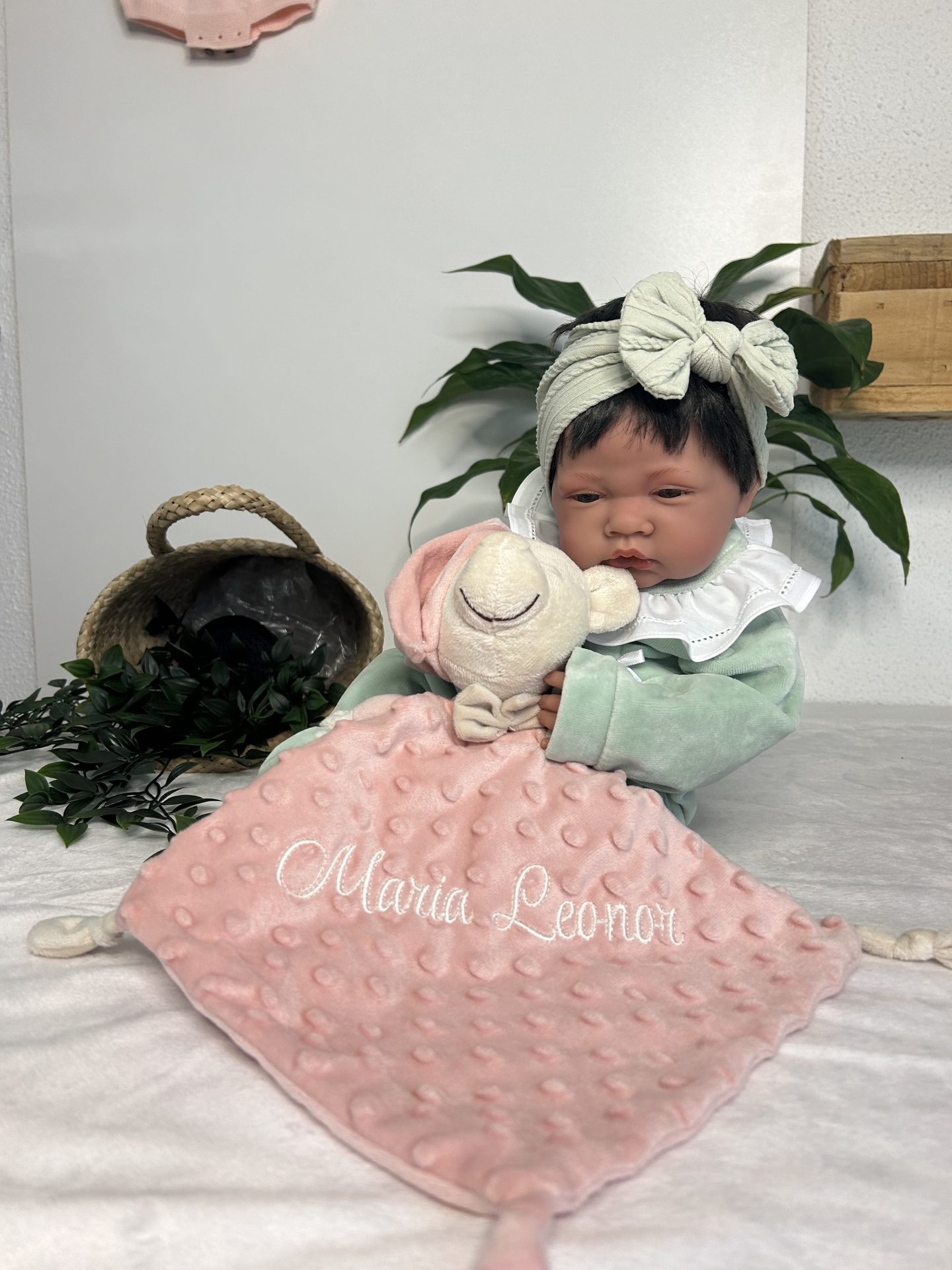 Boneca de bebé com brinquedo de pelúcia cor-de-rosa bordado com o nome Maria Leonor