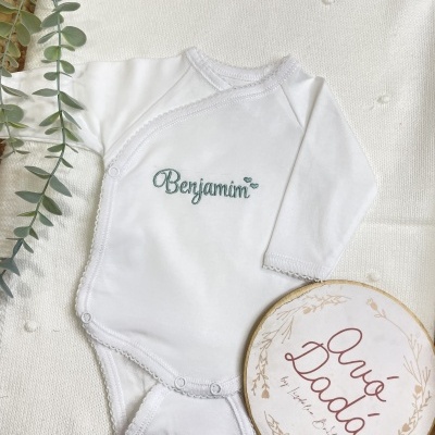 Body branco de bebé com nome bordado Benjamim