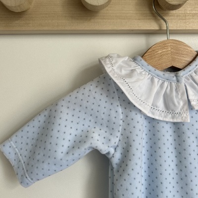 Camisola de bebé azul clara com gola branca e pequenos pontos cinzentos