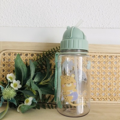 Garrafa de plástico transparente com tampa verde e ilustração de gato.