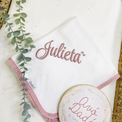 Fralda branca bordada Julieta e decoração azul