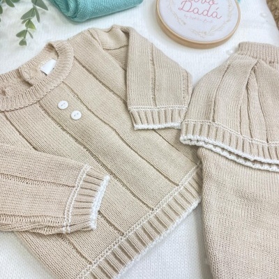 Conjunto&#x20;de&#x20;camisola,&#x20;cal&#x00E7;as&#x20;e&#x20;gorro