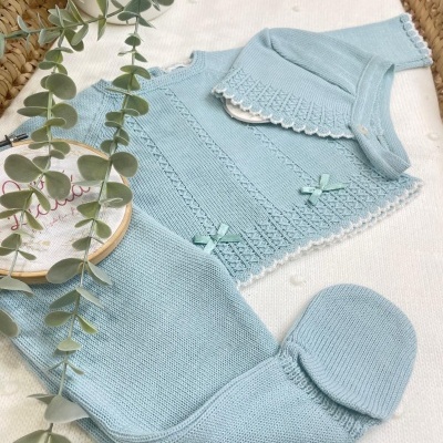 Conjunto&#x20;de&#x20;camisola,&#x20;cal&#x00E7;as&#x20;e&#x20;touca