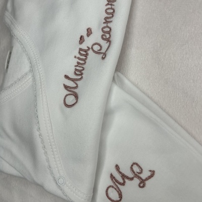 Roupão branco com bordado castanho com nome e iniciais