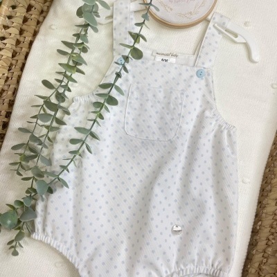 Babygrow branco com bolinhas azuis claras e bolso frontal em tecido branco