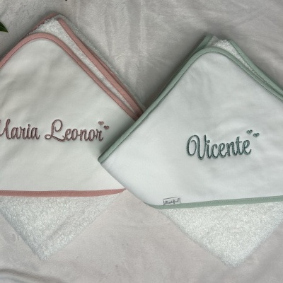 Toalhões de capuz para bebé com nomes bordados Maria Leonor e Vicente