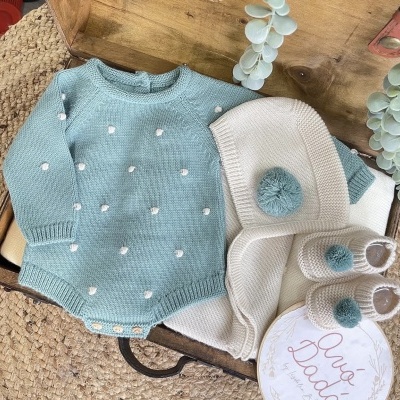 Conjunto&#x20;de&#x20;fofo,&#x20;touca&#x20;e&#x20;botinhas&#x20;de&#x20;inverno