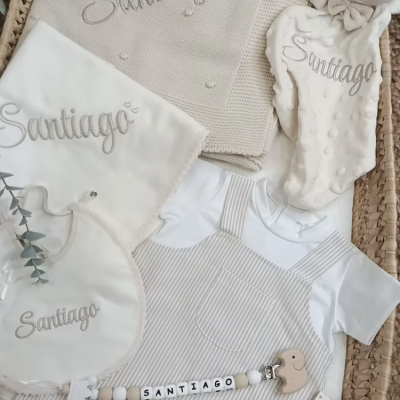 Conjunto de artigos para bebé personalizados com o nome Santiago em tons neutros