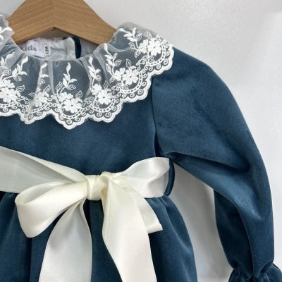 Vestido infantil azul escuro de veludo com gola de renda branca e laço de cetim creme