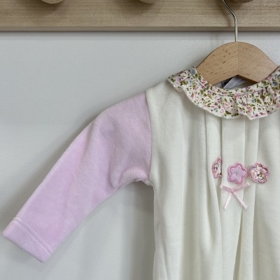 Macacão bebé branco e rosa com gola floral e detalhes bordados