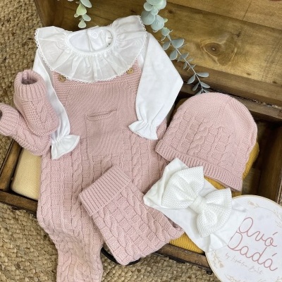 Conjunto&#x20;personalizado&#x20;de&#x20;jardineira,&#x20;body,&#x20;gorro&#x20;e&#x20;botinhas&#x20;inverno