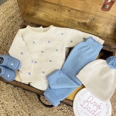 Conjunto&#x20;de&#x20;inverno&#x20;com&#x20;camisola,&#x20;cal&#x00E7;as,&#x20;gorro&#x20;e&#x20;botinhas