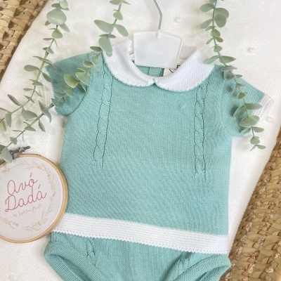 Conjunto de bebé verde-azulado com gola branca em malha e detalhes de trança