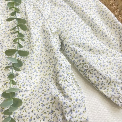 Conjunto&#x20;de&#x20;jardineira&#x20;e&#x20;camisola