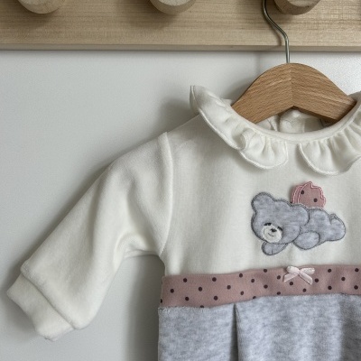 Vestido de bebé branco e cinza com ursinho e coelhinho aplicados