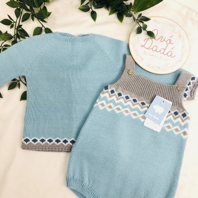 Conjunto bebé azul com camisola e ranita em malha com padrão geométrico e botões de madeira