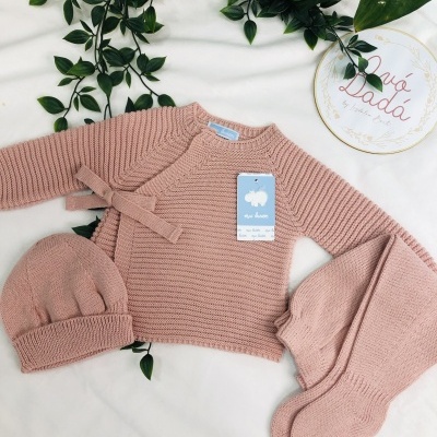 Conjunto de roupa de bebé em malha rosa claro com casaco, gorro e meias