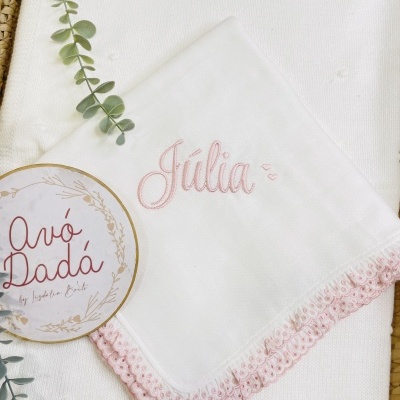 fralda branca bordada com nome Júlia e renda rosa na borda
