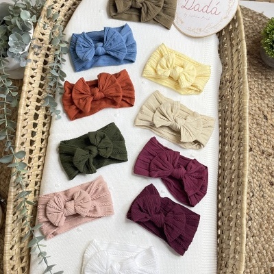 Bandanas para bebés coloridas com laço em cesta de vime