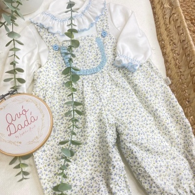 Macacão de bebê floral com camisa branca e bordados azuis